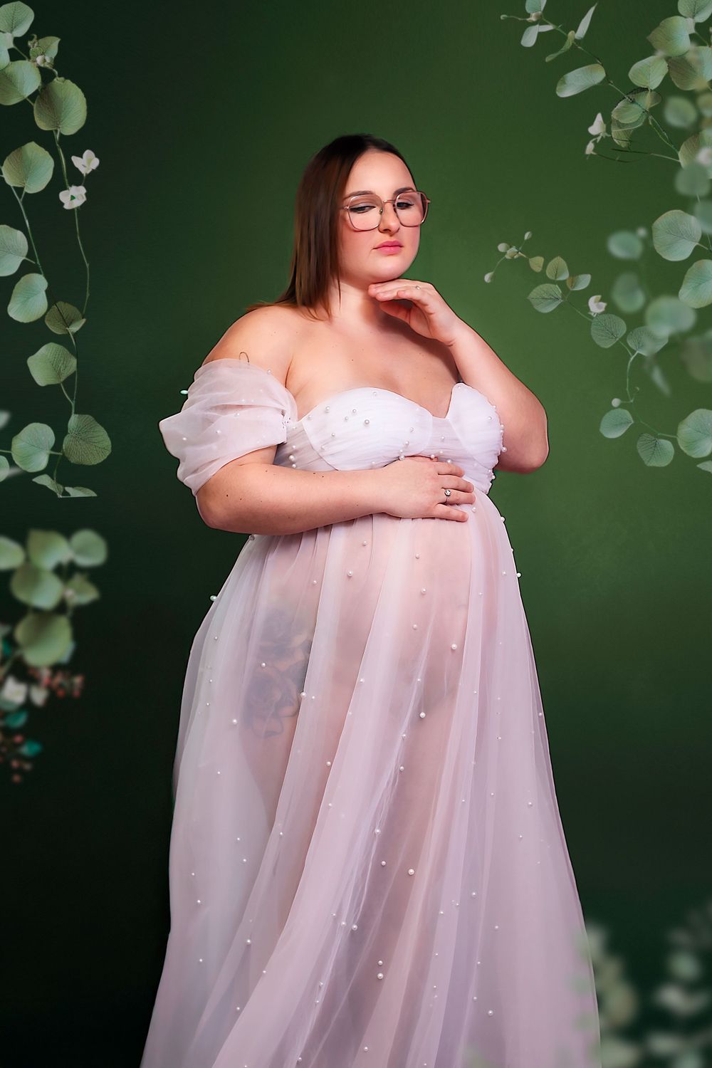 Séance photo artistique en studio d'une femme enceinte, capturée dans un style épuré et élégant, mettant en valeur la beauté de la grossesse