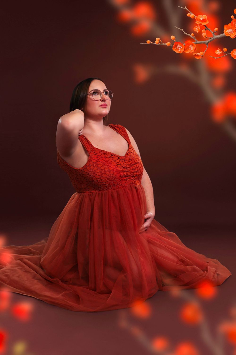 Séance photo artistique en studio d'une femme enceinte, capturée dans un style épuré et élégant, mettant en valeur la beauté de la grossesse
