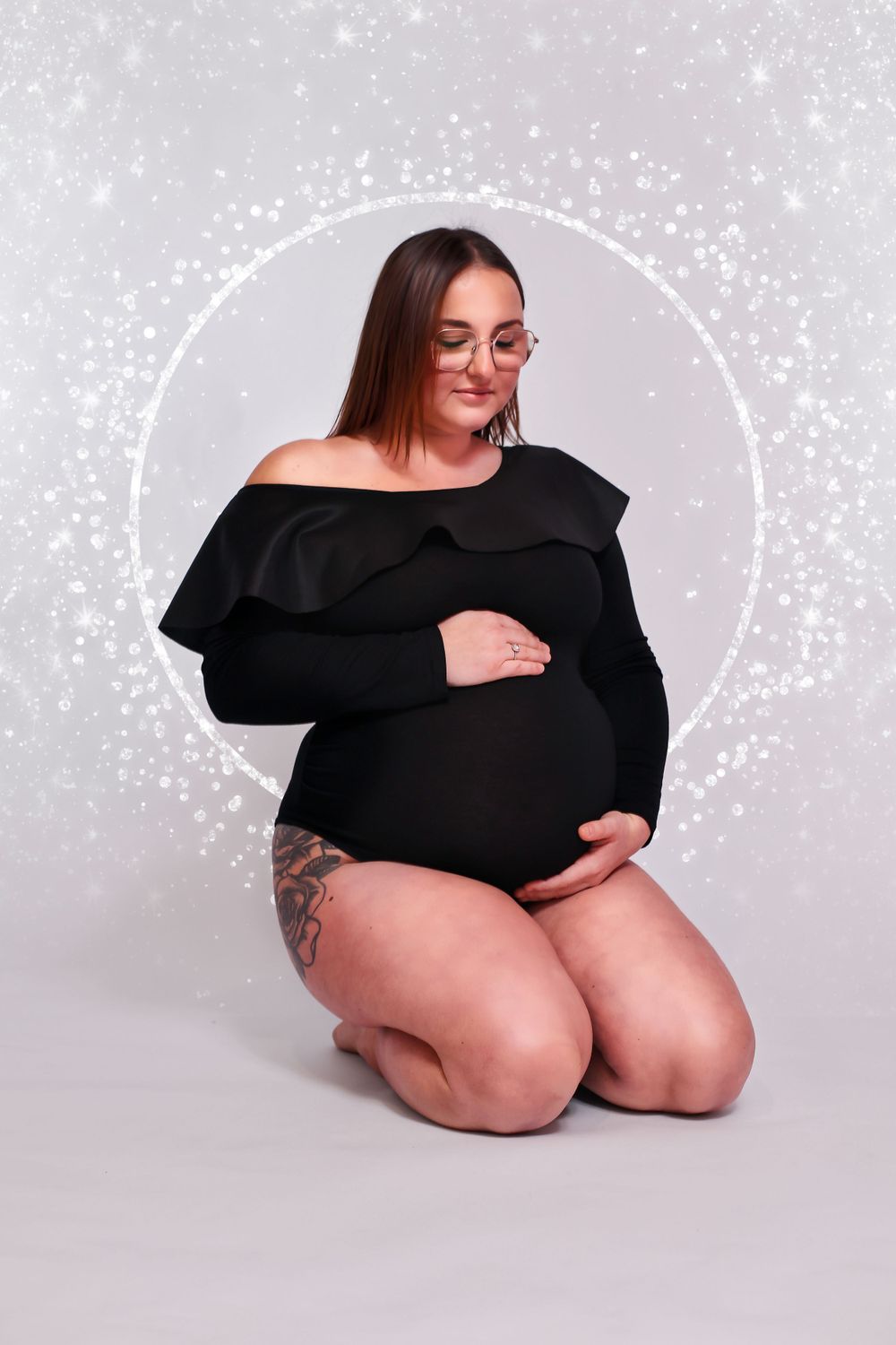 Séance photo artistique en studio d'une femme enceinte, capturée dans un style épuré et élégant, mettant en valeur la beauté de la grossesse