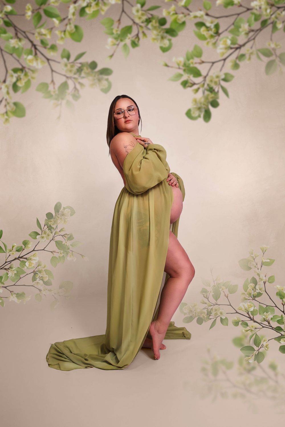 Séance photo artistique en studio d'une femme enceinte, capturée dans un style épuré et élégant, mettant en valeur la beauté de la grossesse