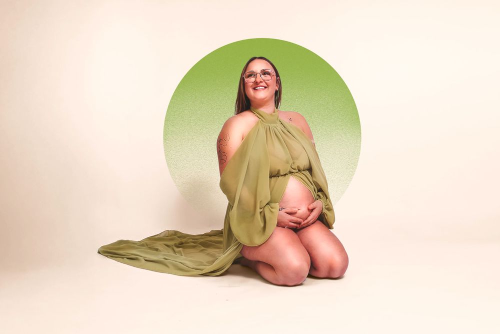 Séance photo artistique en studio d'une femme enceinte, capturée dans un style épuré et élégant, mettant en valeur la beauté de la grossesse