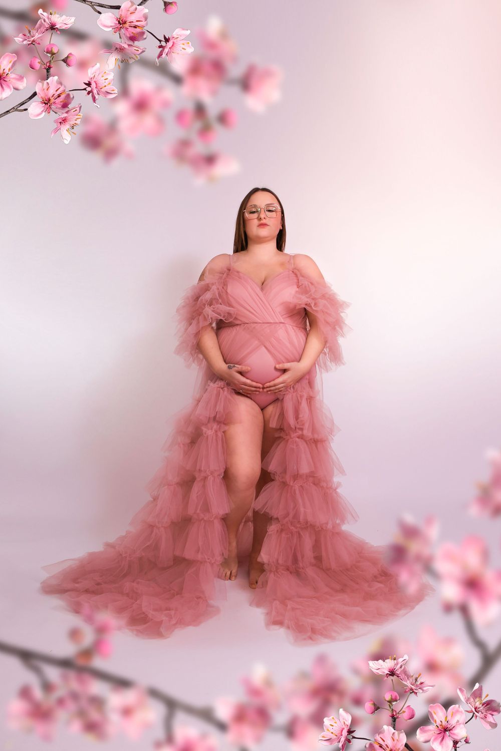 Séance photo artistique en studio d'une femme enceinte, capturée dans un style épuré et élégant, mettant en valeur la beauté de la grossesse
