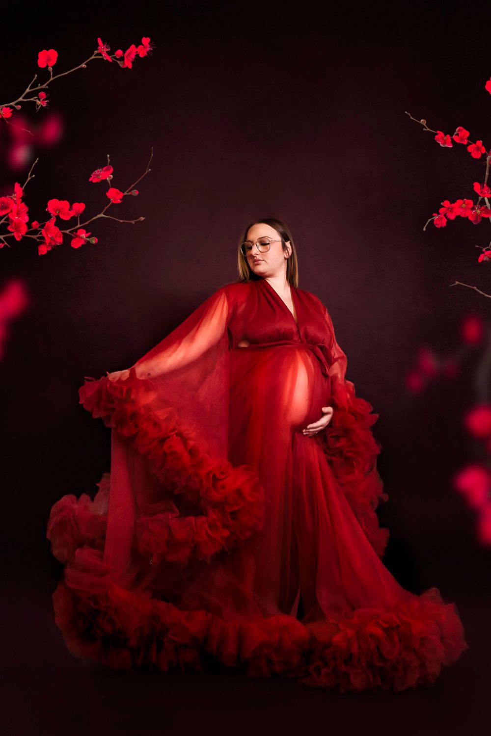 Séance photo artistique en studio d'une femme enceinte, capturée dans un style épuré et élégant, mettant en valeur la beauté de la grossesse