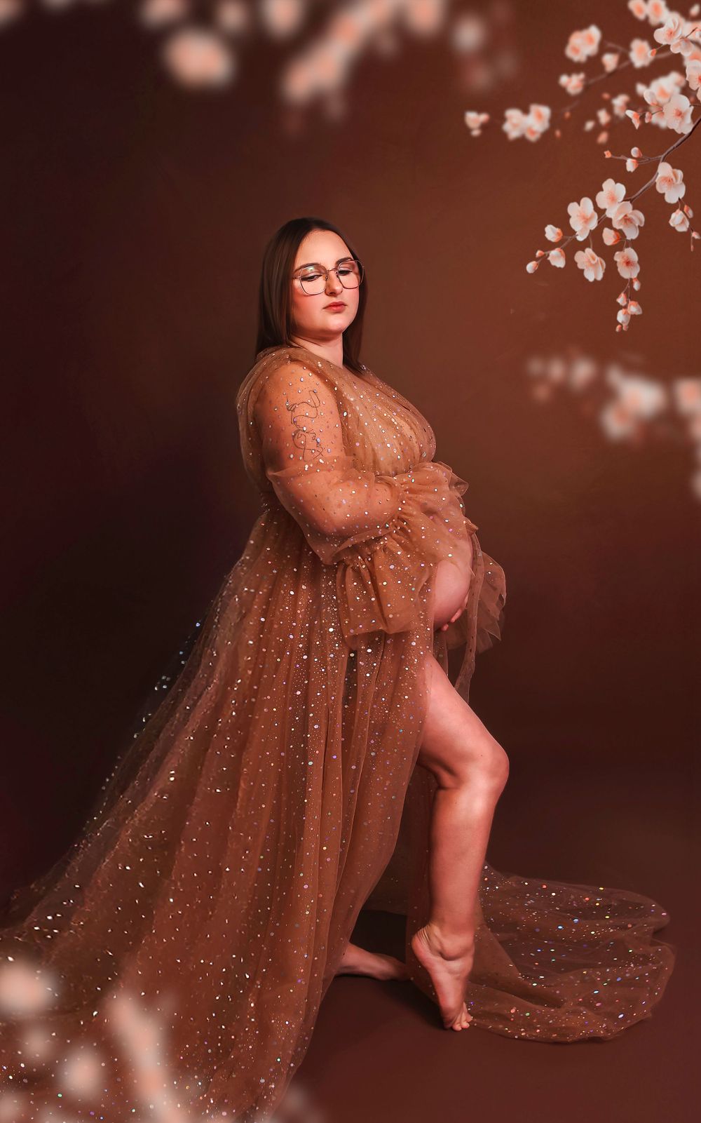 Séance photo artistique en studio d'une femme enceinte, capturée dans un style épuré et élégant, mettant en valeur la beauté de la grossesse