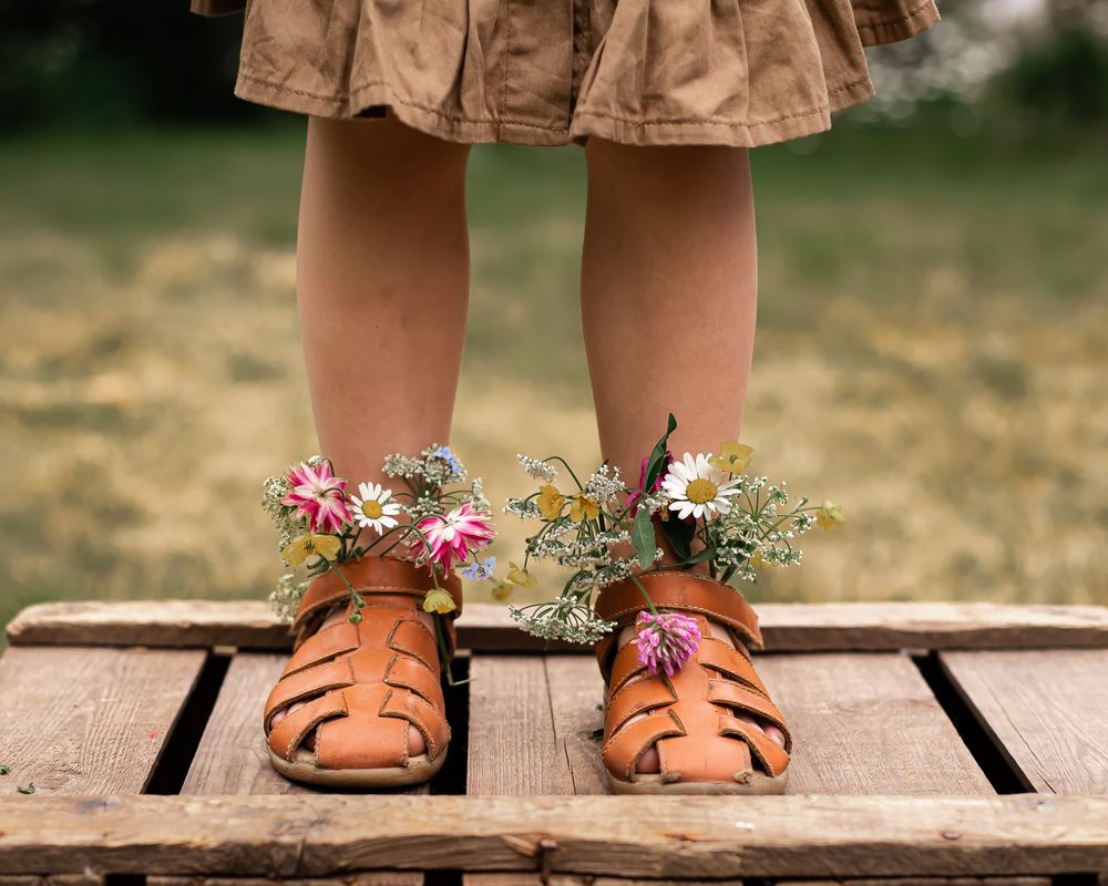 Blommor, sandaler, barnfötter, gammaldags känsla, trälåda, barnfoto,