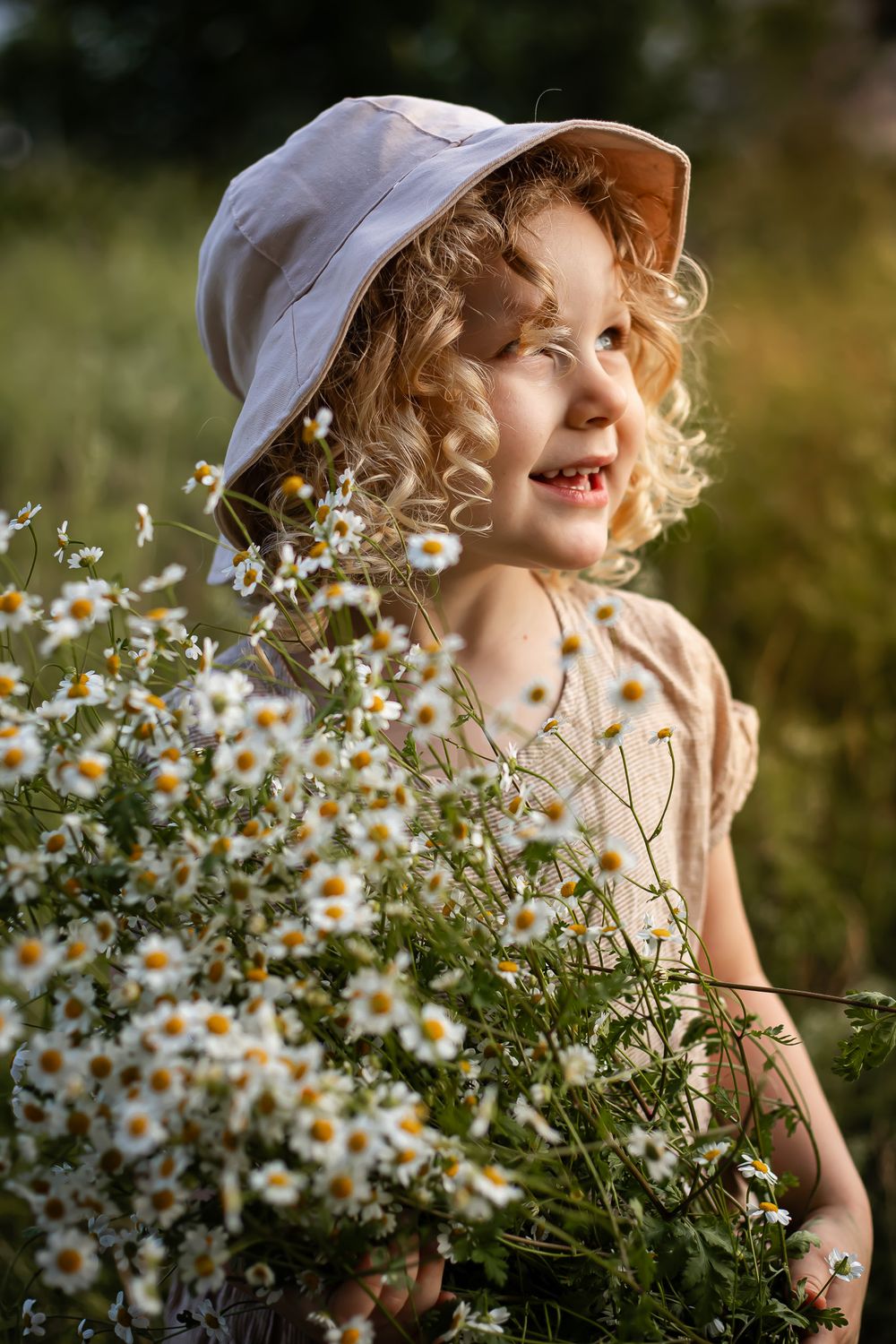 Porträttfotografering utomhus, flicka med blommor. Barnfotografering, fotografi barn. Tyresö, stockholm.