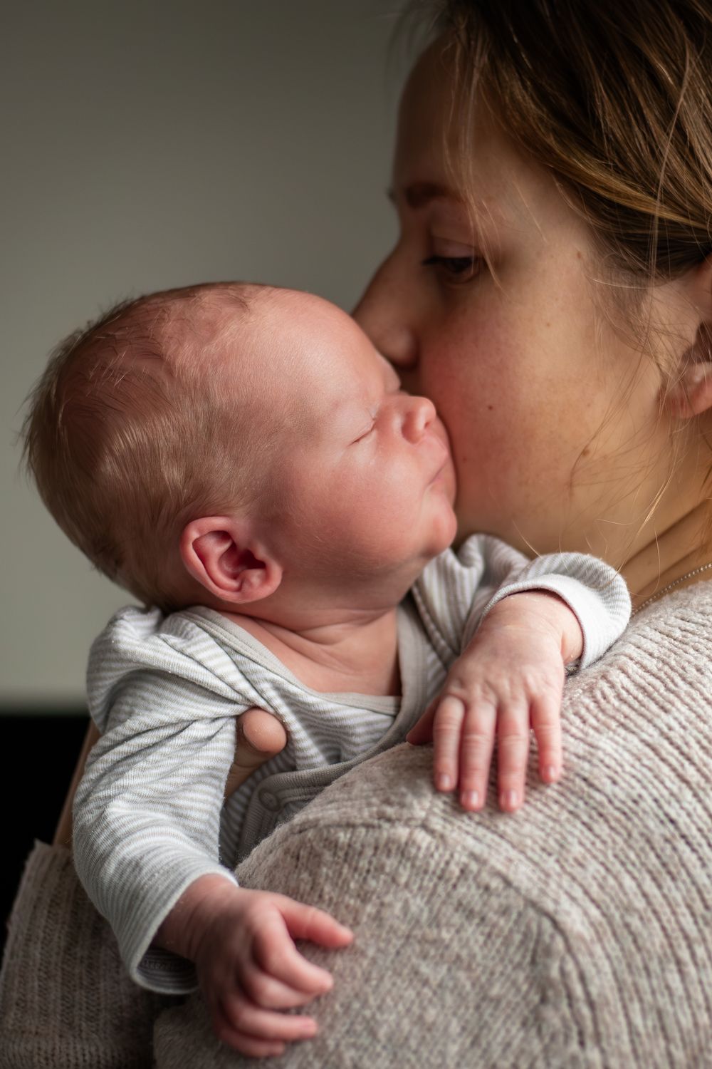 nyfödd bebis med mamma bebisgos nyföddfotografering bebisfotografi