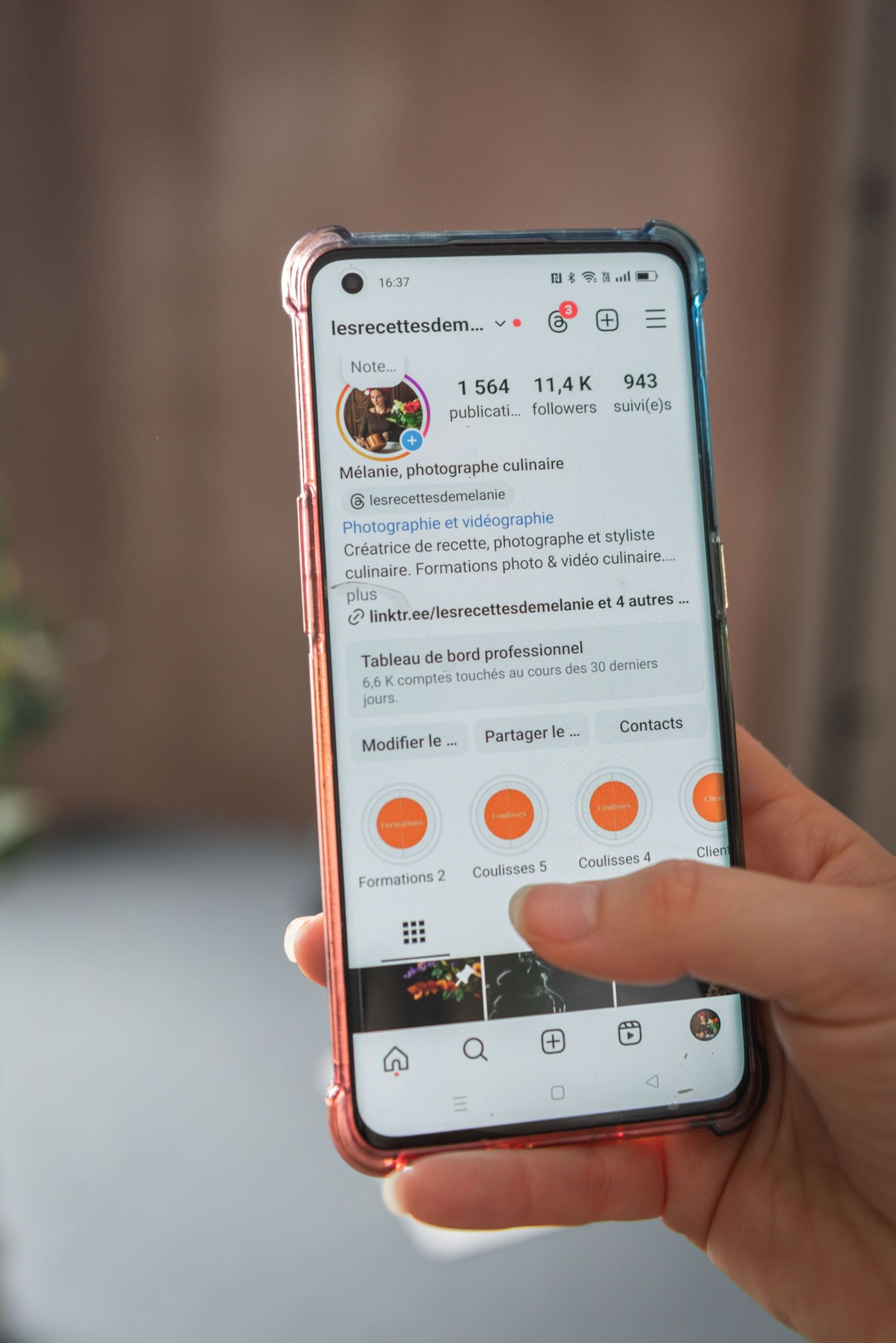 Compte instagram sur téléphone - Mélanie Rousselle, photographe et vidéaste culinaire