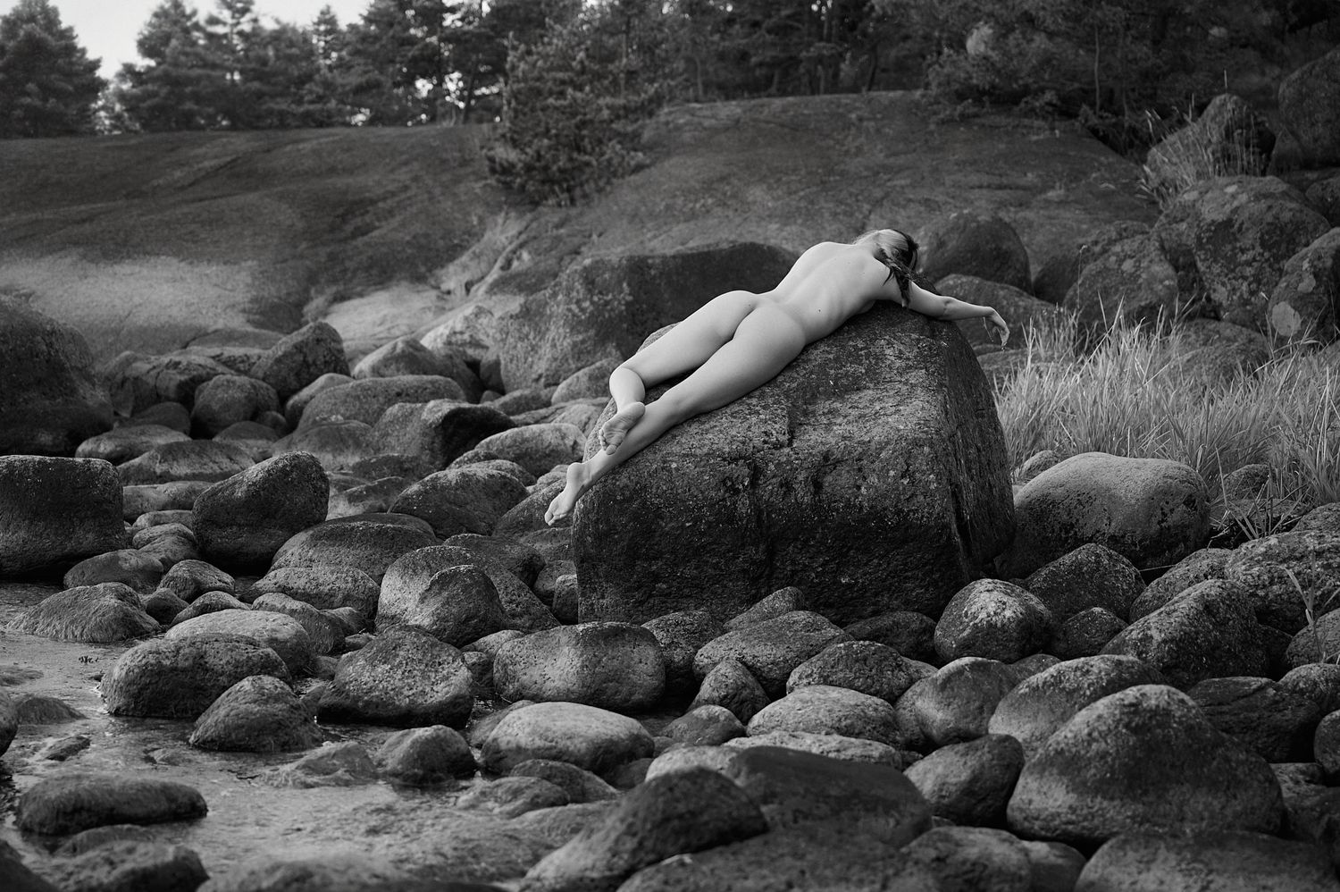 fine art alaston valokuva mallista kiven päällä meren rannalla Porvoossa.