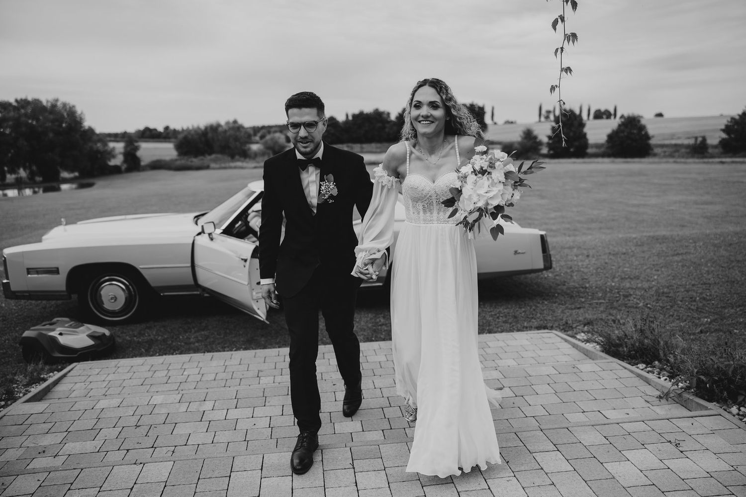 Para młoda wchodzi na salę weselną Willa Słoneczna