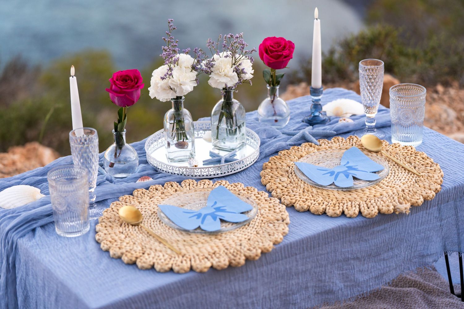 Mesa de comer vintage con una rosa, composición lifestyle romántica para book de fotos en Mallorca.