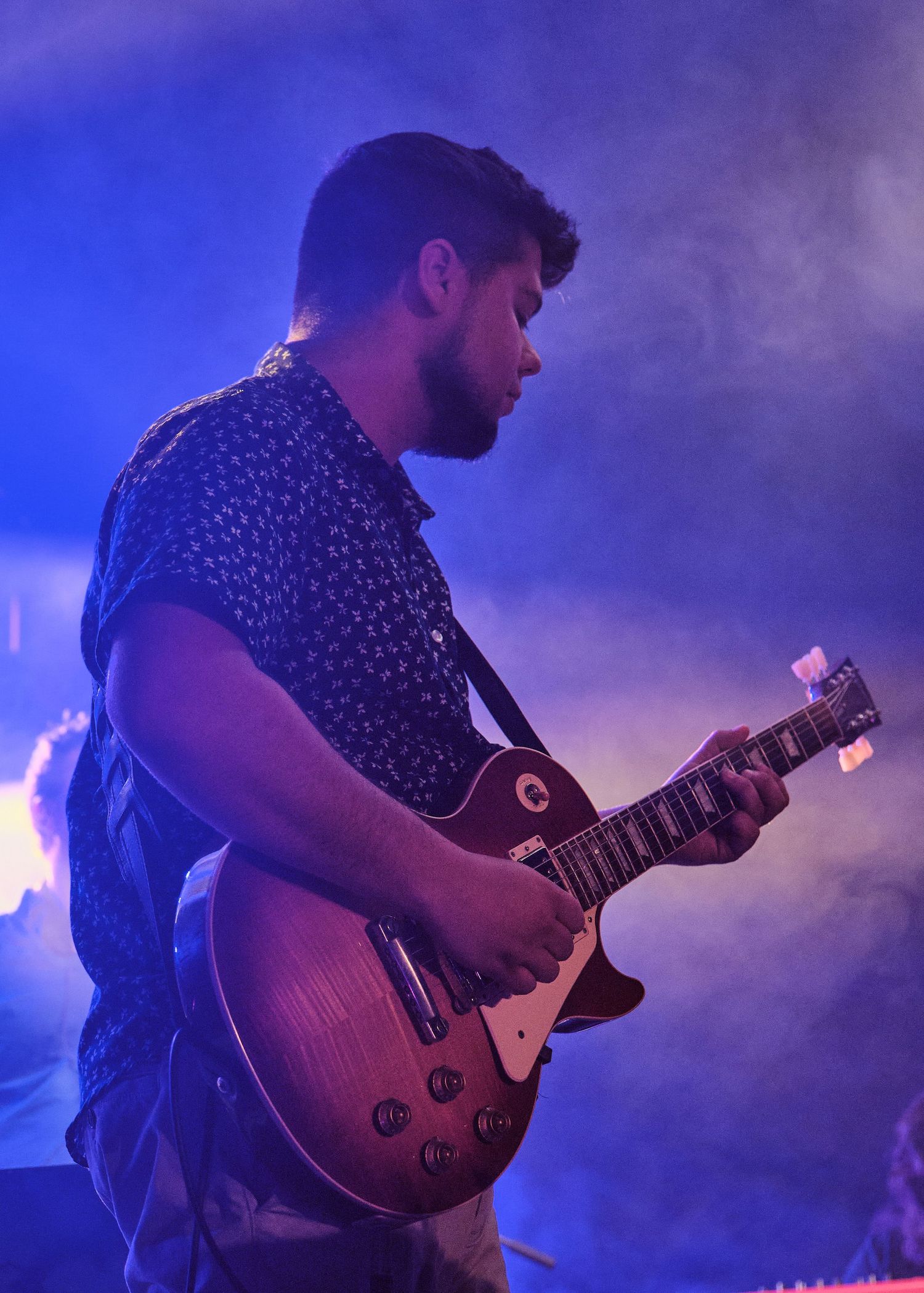 un guitariste en pleine prestation sur scène
