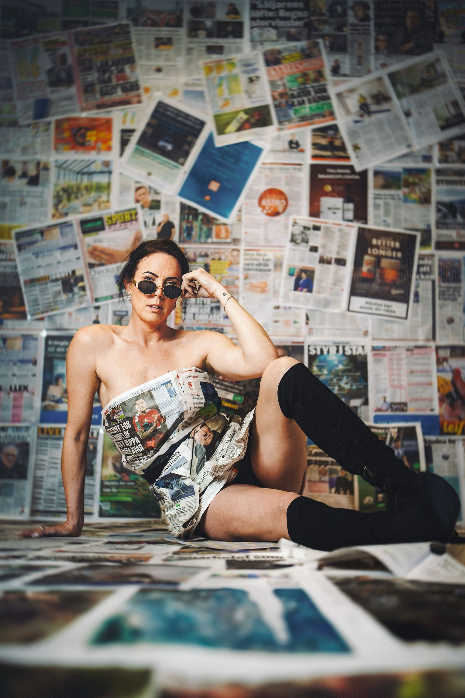 Kreativt porträtt Malmö – kvinna i klänning av tidningspapper med solglasögon - mode fotografering | Werlerstam Photography - fotograf malmö