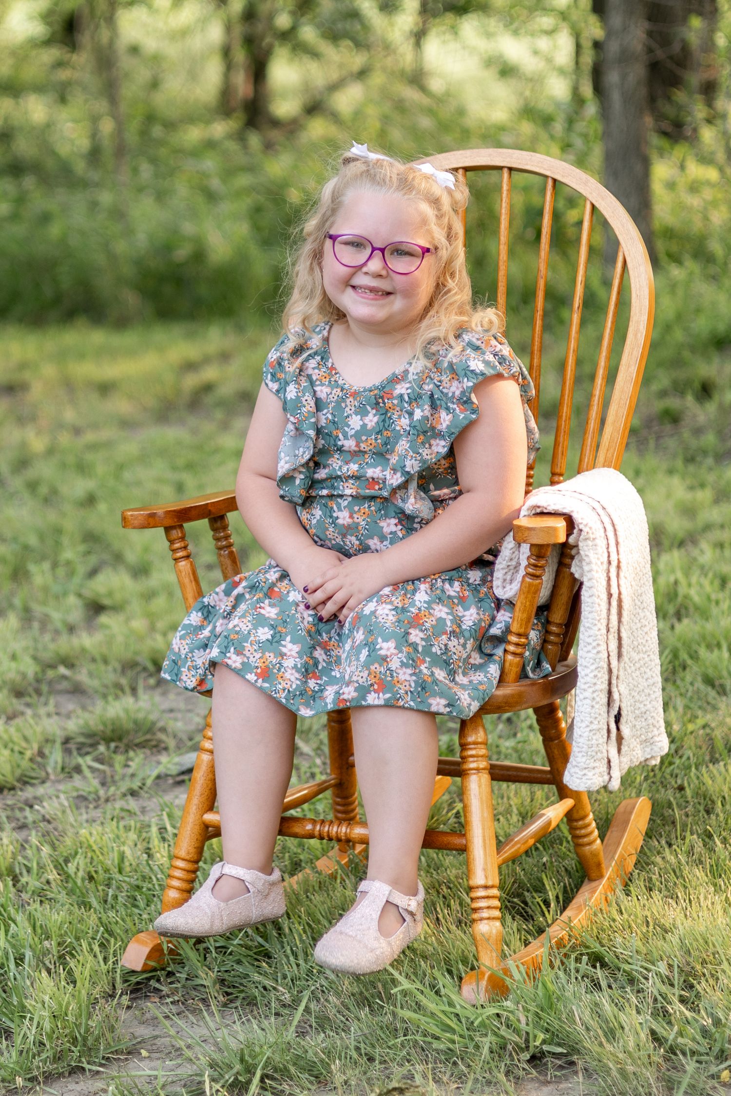 Springfield, IL Photographer captures a girl sitting in a wooden rocker during a mini session in Central, IL