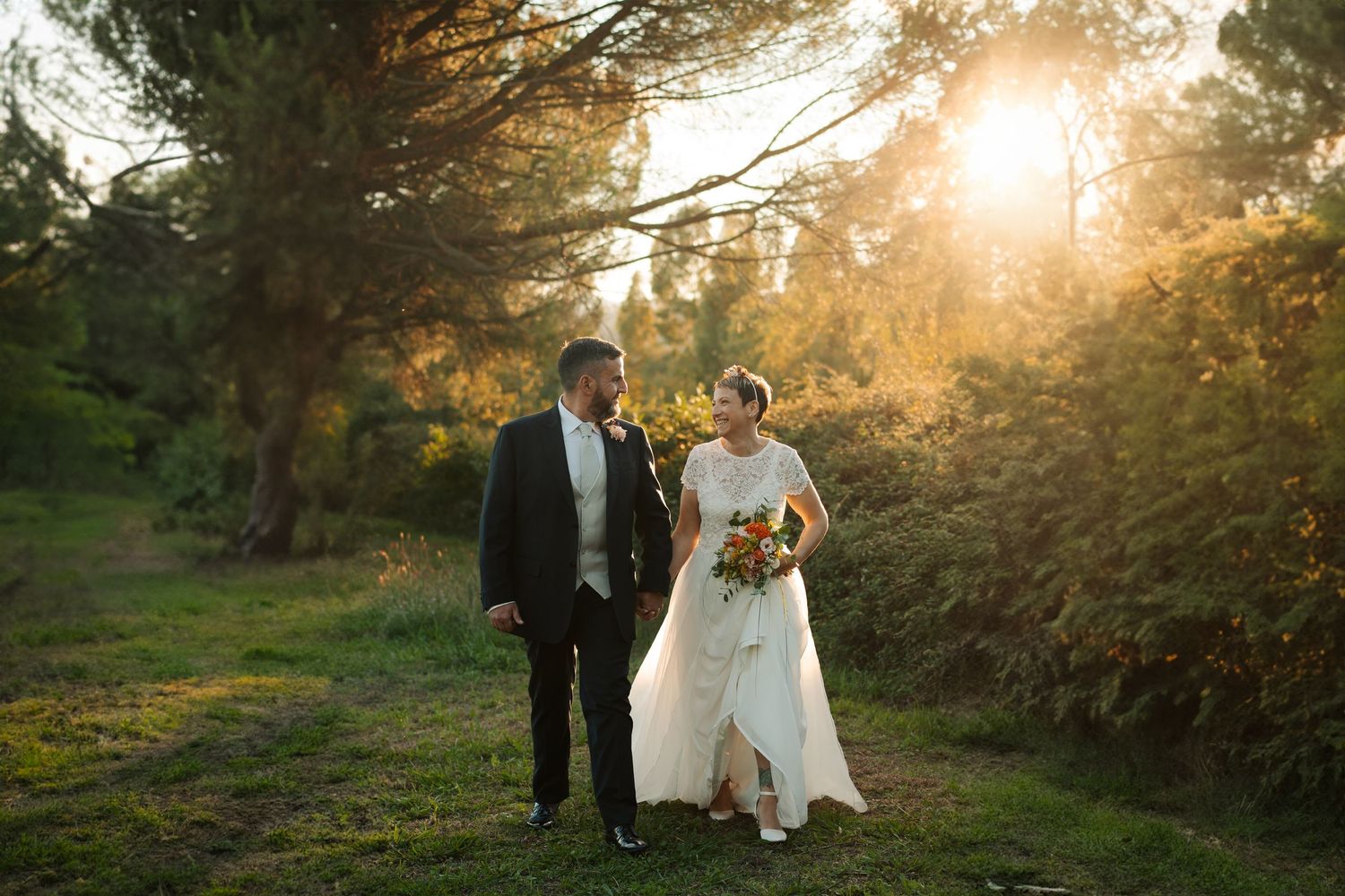 Foto emozionante al tramonto di una coppia di sposi durante il loro matrimonio a Villa Pratola a La Spezia