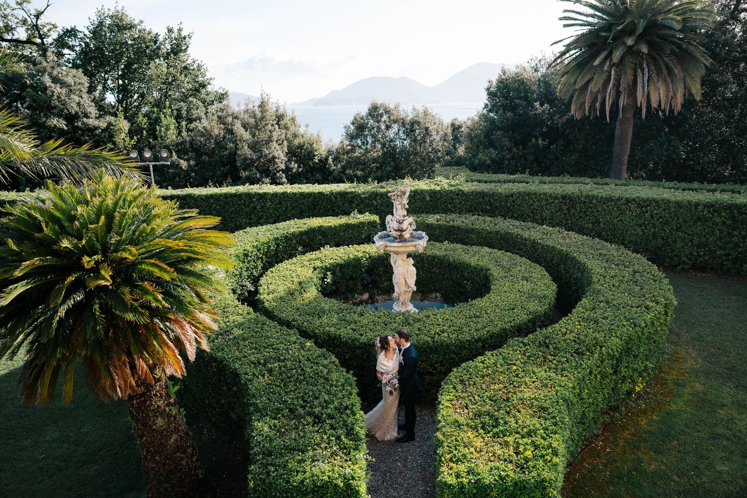 Foto emozionante al tramonto di una coppia di sposi durante il loro matrimonio a Villa Pratola a La Spezia