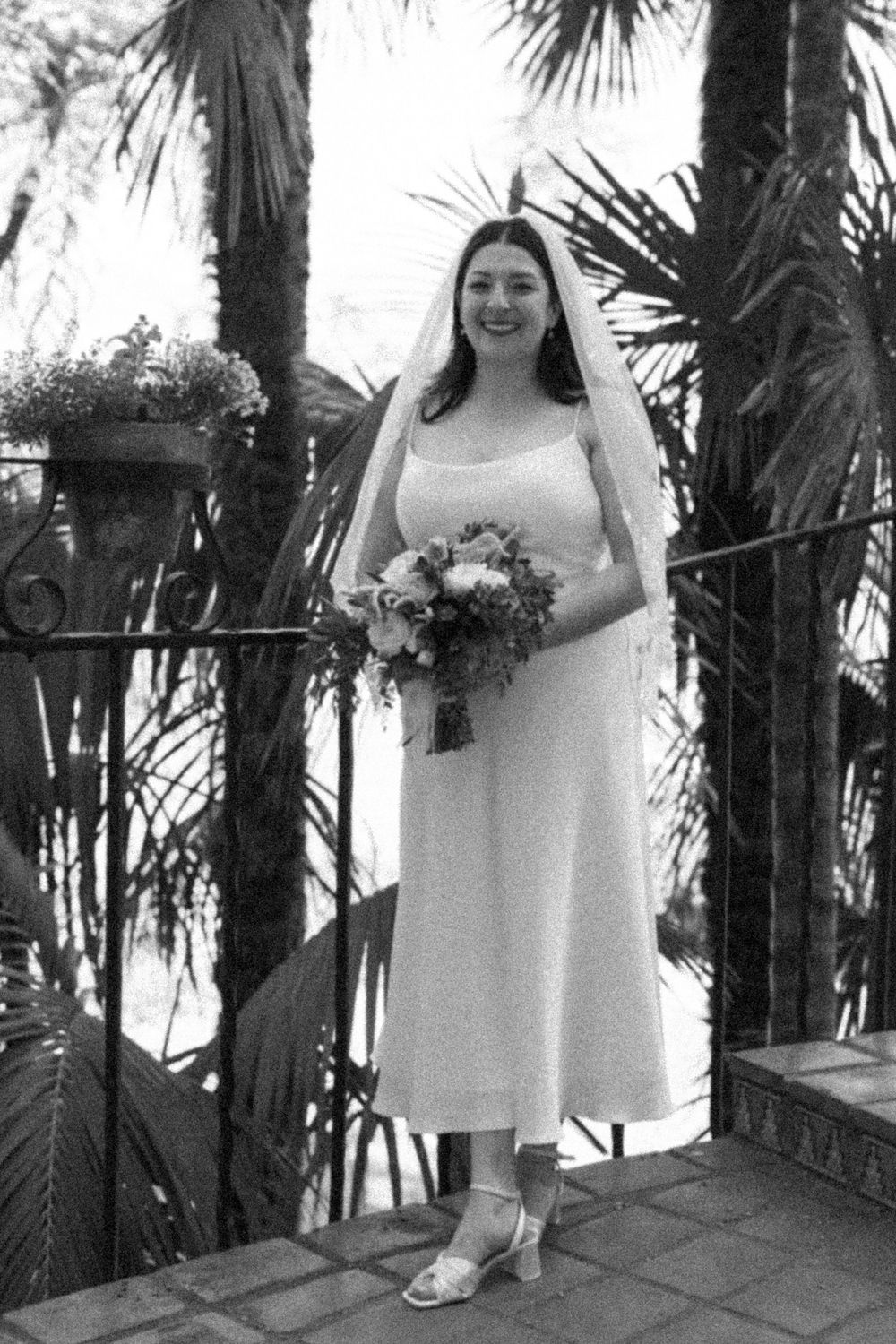 Black and white bridal photo of outside at courthouse