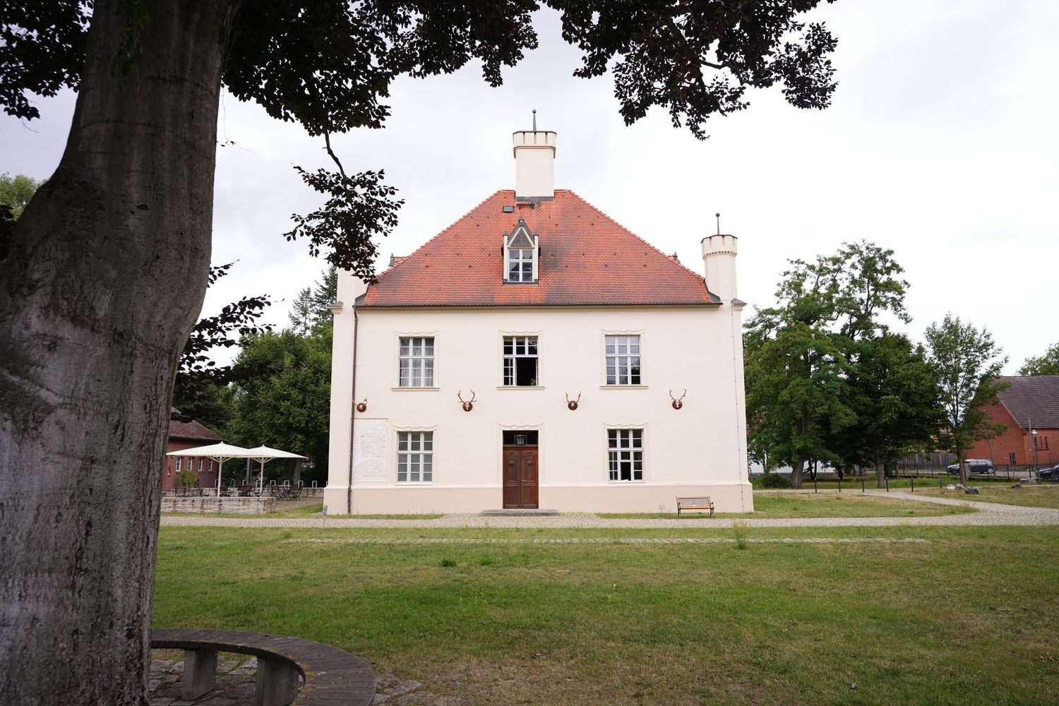 Standesamtliche Trauung Jagdschloss Groß Schönebeck mit Hochzeitsfotograf – rote Wände wirken wunderschön auf Fotos