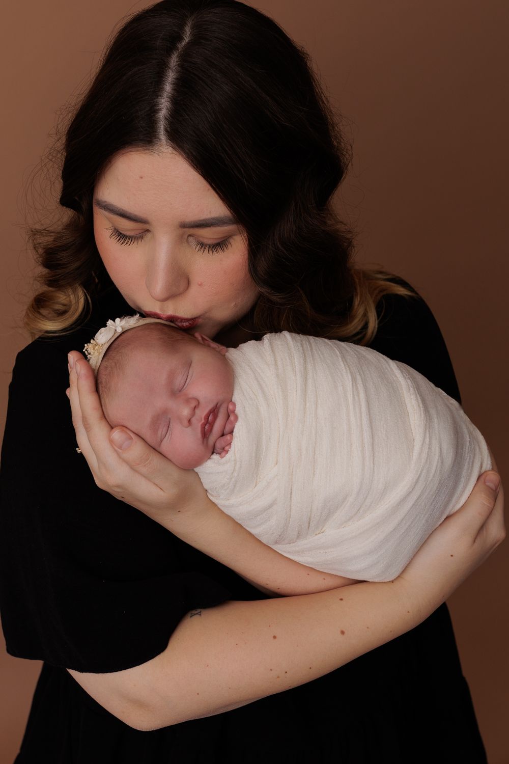Frisch gebackene Mama mit ihrer Prinzessin. Neugeborenenfotografie für Familien. Babyfotografie in Gelsenkirchen,Dortmund, Köln, Duisburg
