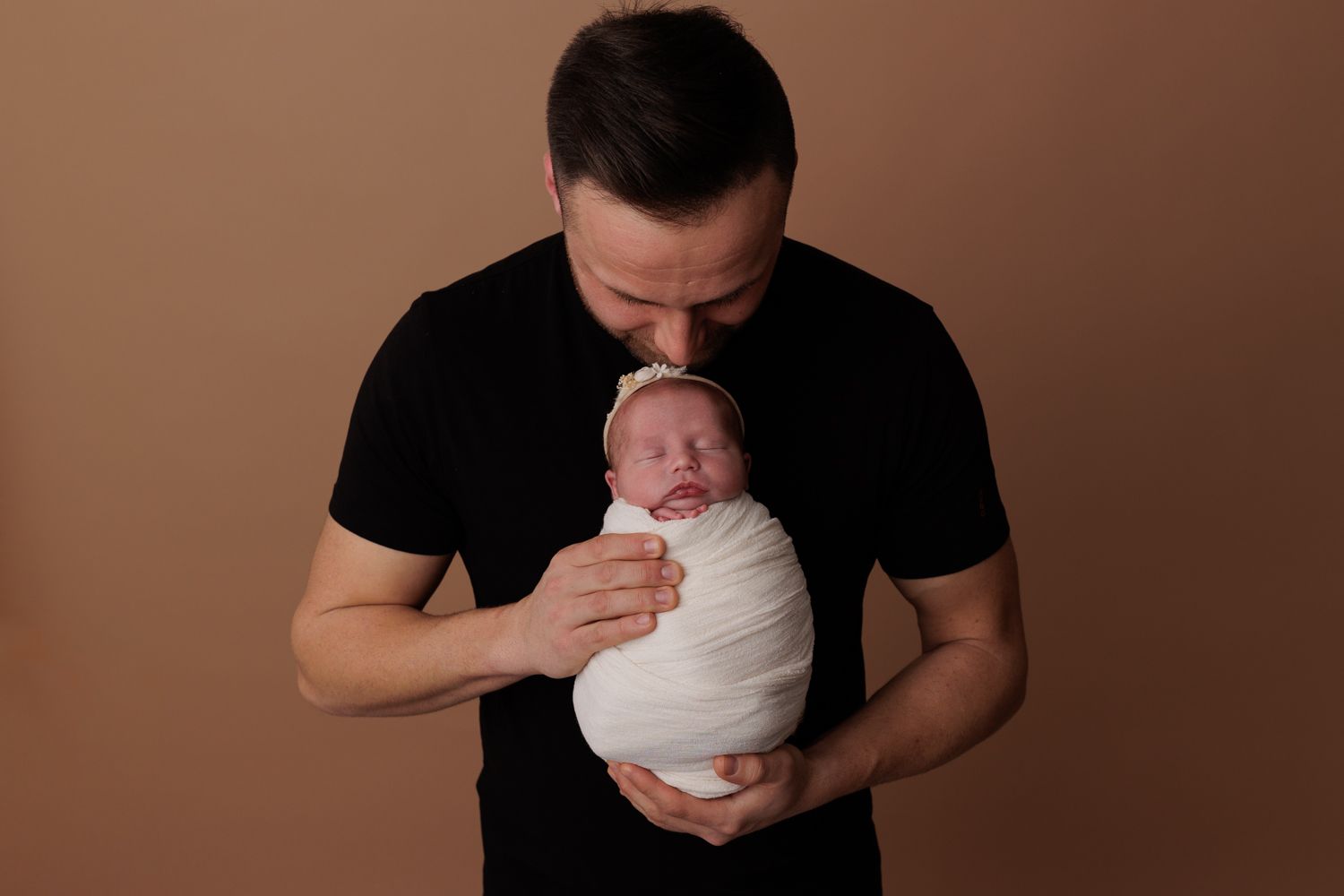 Papa mit Baby. Liebevolle Fotografin der ersten Momente als Familie. Frischgebackener Papa. Neugeborenenfotografie Essen, Herten, Herne