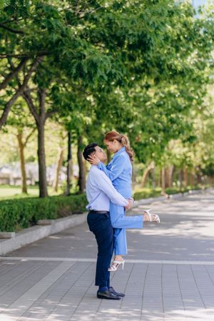 stanley park sea wall couple photos