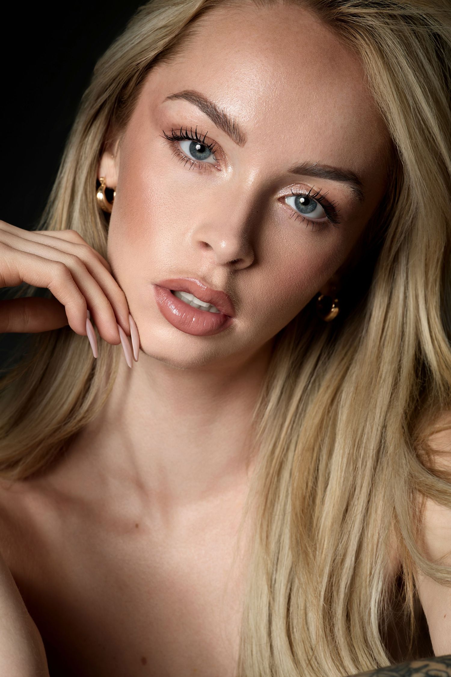 Glamour beauty portrait with soft makeup and long blonde hair.