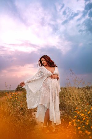 servizio fotografico maternità in esterna, mare, al tramonto. ANTONELLA PLATANIA