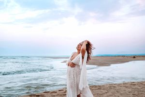 servizio fotografico maternità in esterna, mare, al tramonto. ANTONELLA PLATANIA
