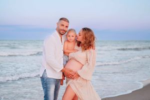 servizio fotografico maternità in esterna, mare, al tramonto. ANTONELLA PLATANIA