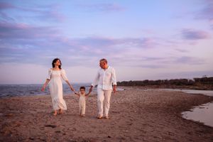 servizio fotografico di famiglia, al tramonto al mare, Sicilia