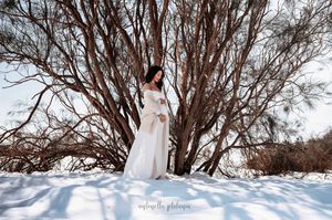 servizio fotografico di maternità sulla neve