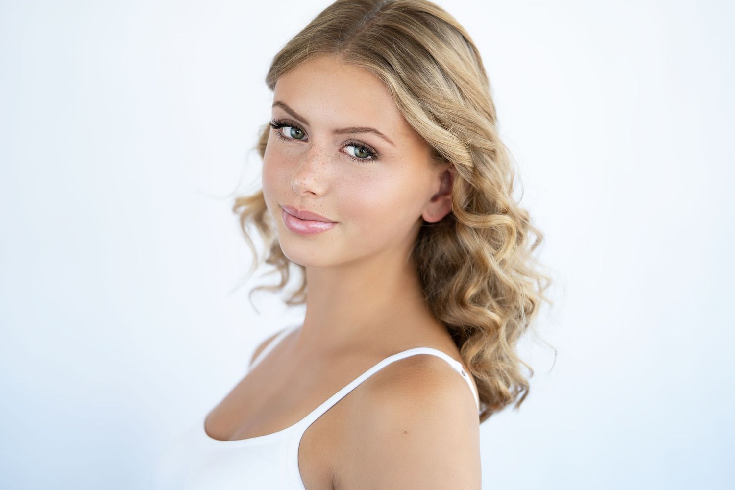 modelfotografie model met blonde krullen gefotografeerd in daglicht voor een beauty merk in Eindhoven