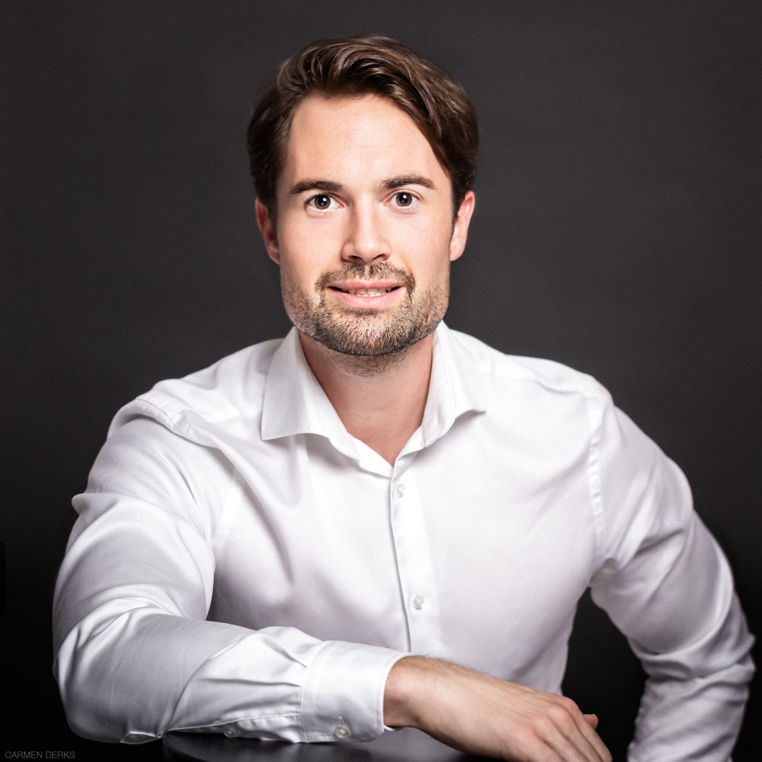 model fotografie van een man in wit overhemd voor een professionele business photoshoot, in een studio in beneden-leeuwen, maas en waal