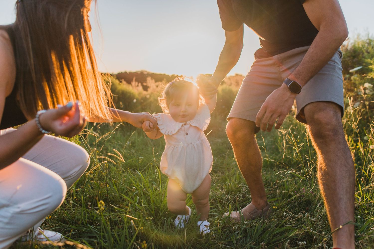 Familia con niña de un año durante un sesión familiar en exteriores al atardecer en Tandil