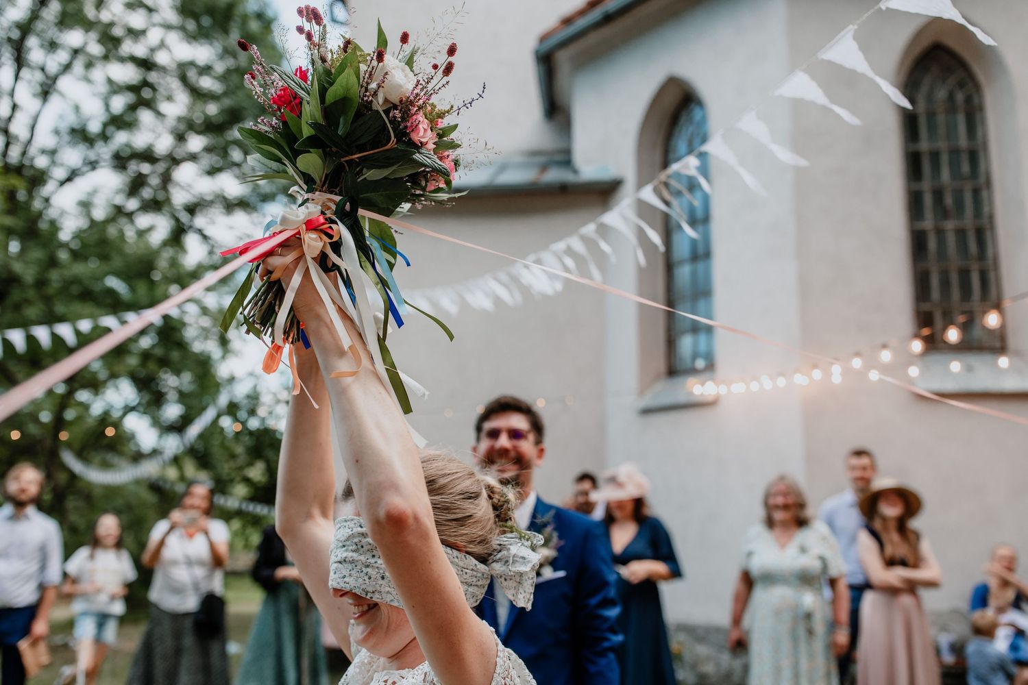 Stříhání stužek na svatební kytici