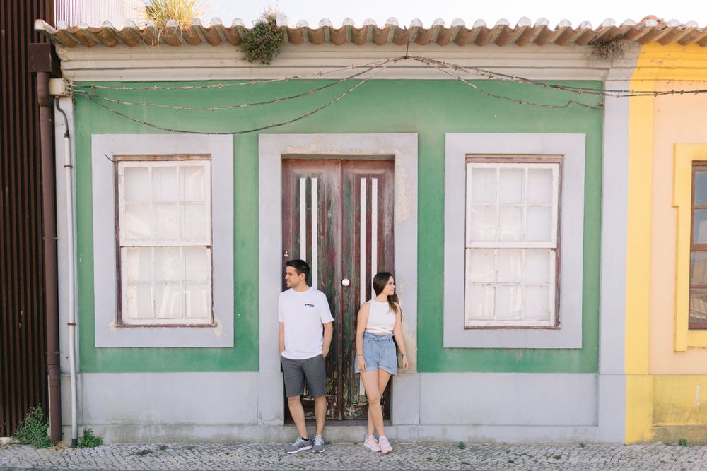 Sessão fotográfica de casal em aveiro, casal junto a uma casa antiga nas ruas de aveiro