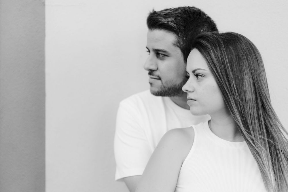 Sessão fotográfica de casal em aveiro, close-up do casal a preto e branco