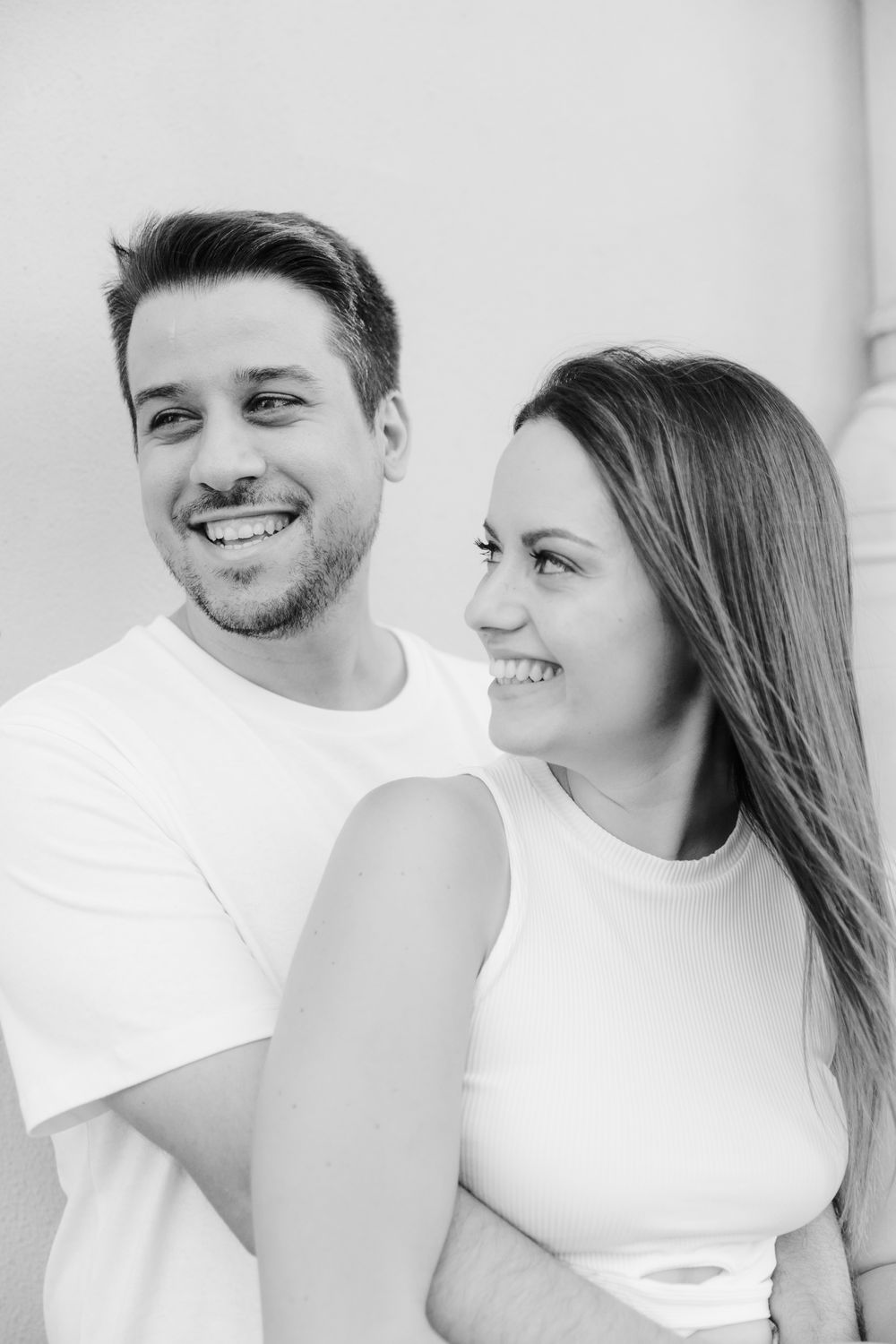 Sessão fotográfica de casal em aveiro, close-up do casal a preto e branco