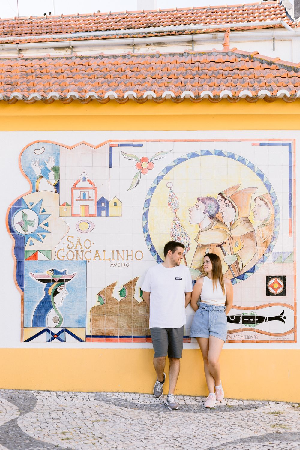 Sessão fotográfica de casal em aveiro, casal junto ao mural da Capela de São Gonçalinho em aveiro