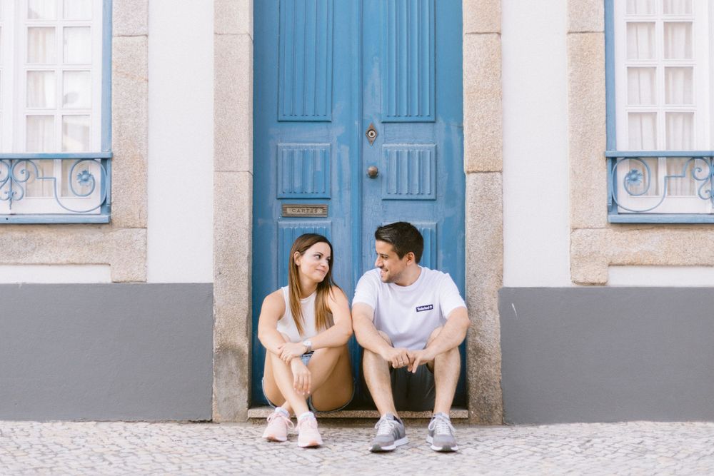 Sessão fotográfica de casal em aveiro, casal junto a uma casa antiga nas ruas de aveiro