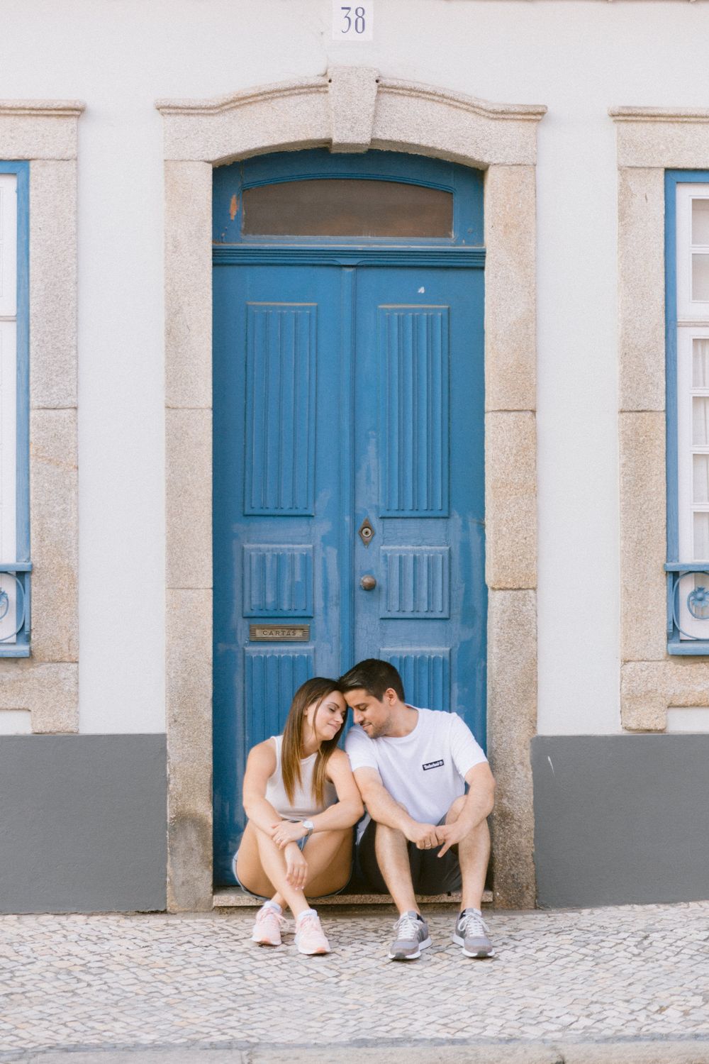 Sessão fotográfica de casal em aveiro, casal junto a uma casa antiga nas ruas de aveiro