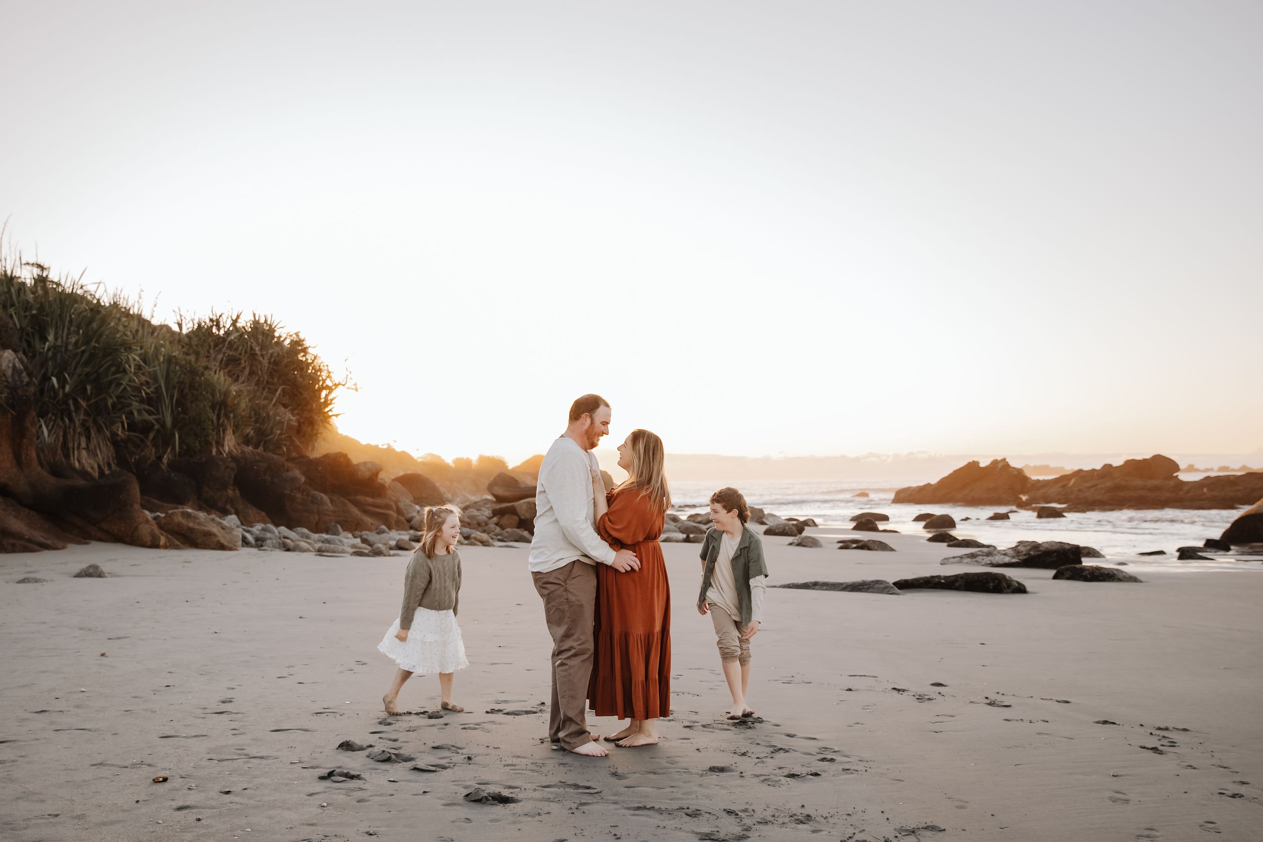Westport family photographer, Natural portraits
Golden hour photography, West Coast family photography, fun and relaxed photoshoot