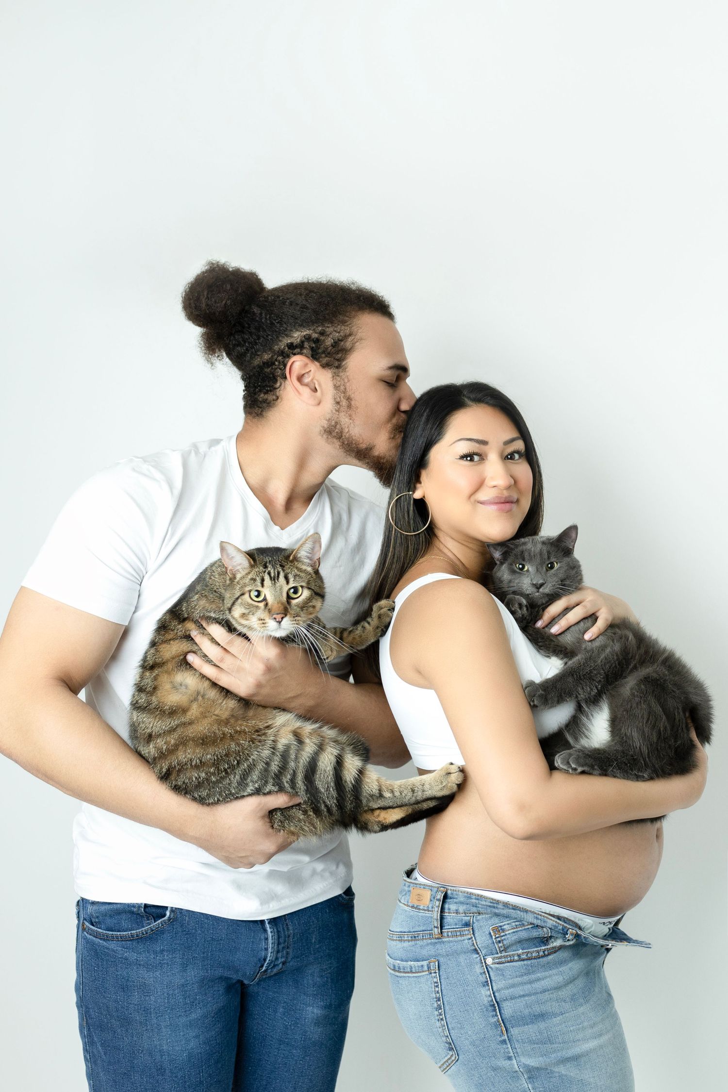 Couple poses with their cats during casual maternity photoshoot.