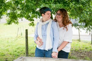 Photo d'un couple de femmes à La Flachère (38)