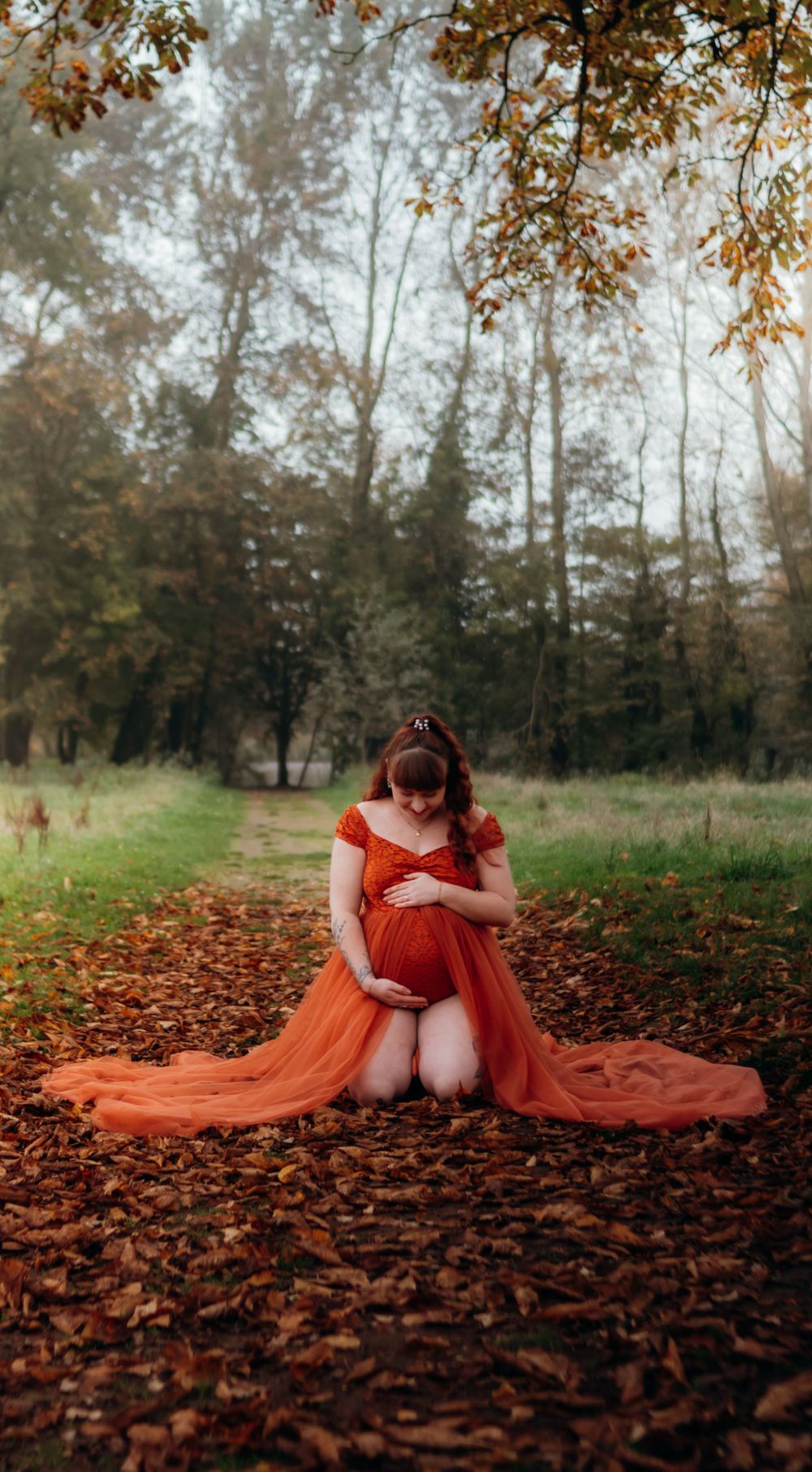 Séance photo de grossesse d'Agathe au Château de Bernicourt, capturée dans un cadre majestueux, mettant en valeur la beauté et la sérénité d