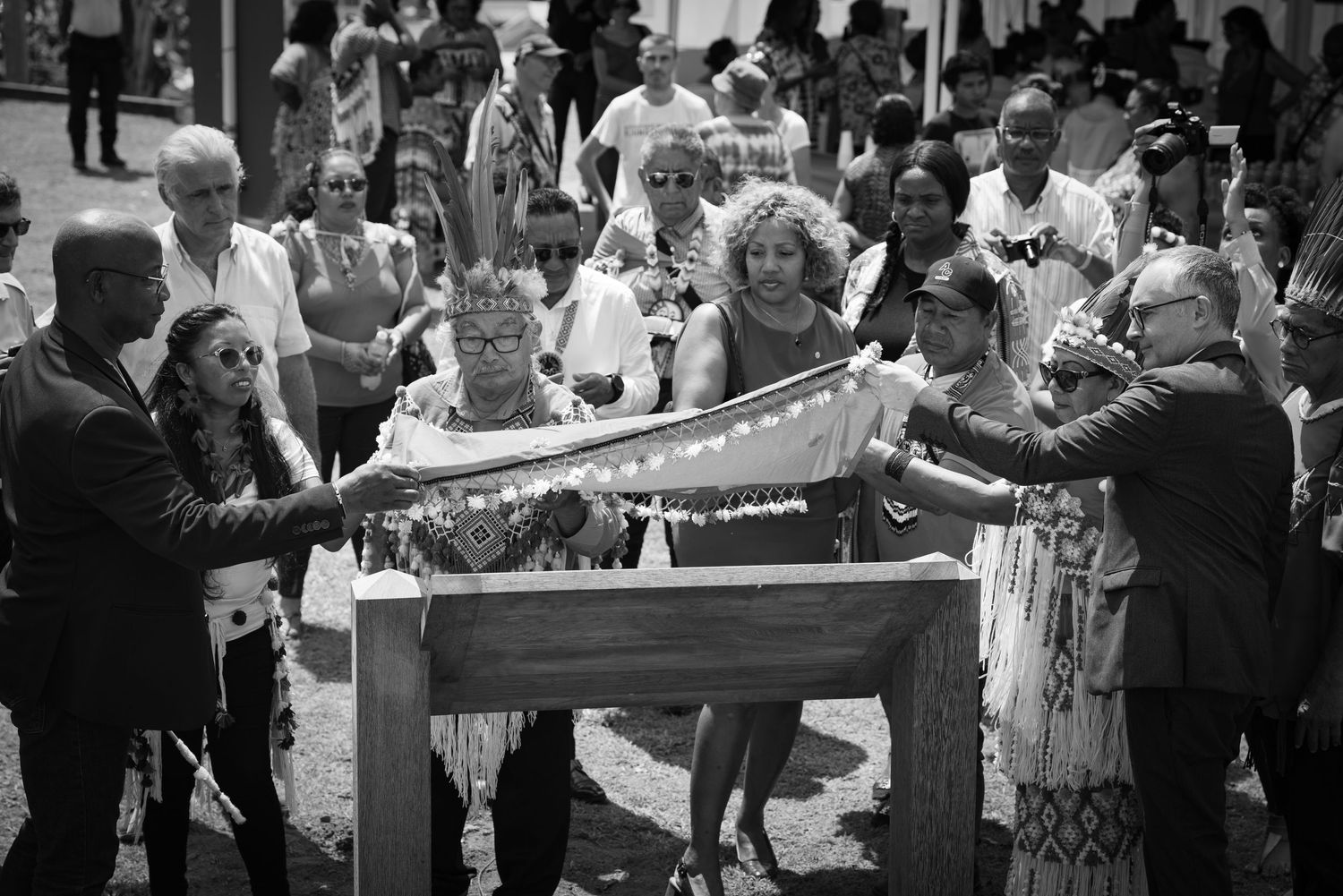 Cérémonie officielle en Guyane, reportage en noir et blanc