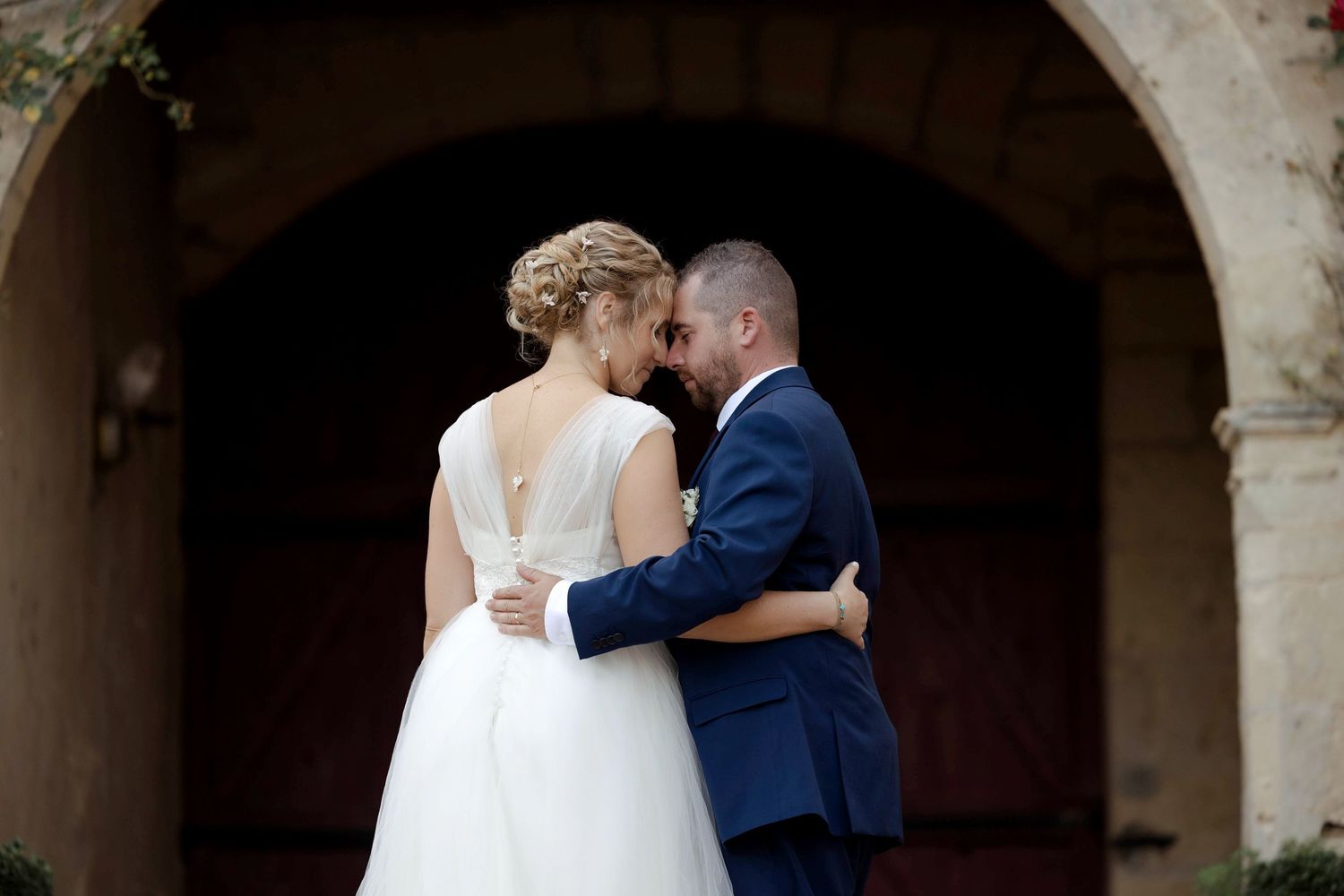 Couple de mariées dans les vignes