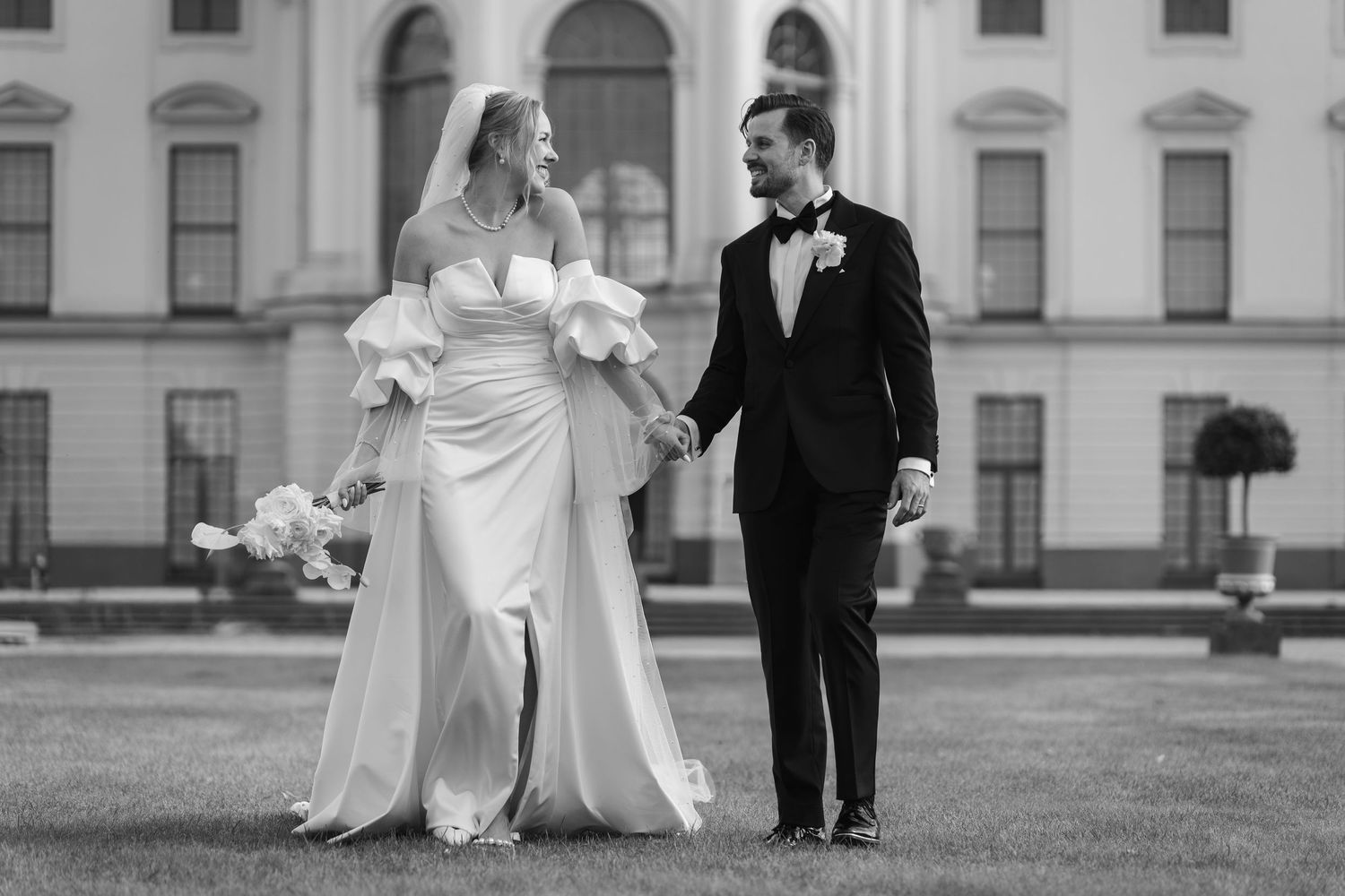 Hochzeitsfotos im Schlosspark Charlottenburg, Brautpaar Shooting.
