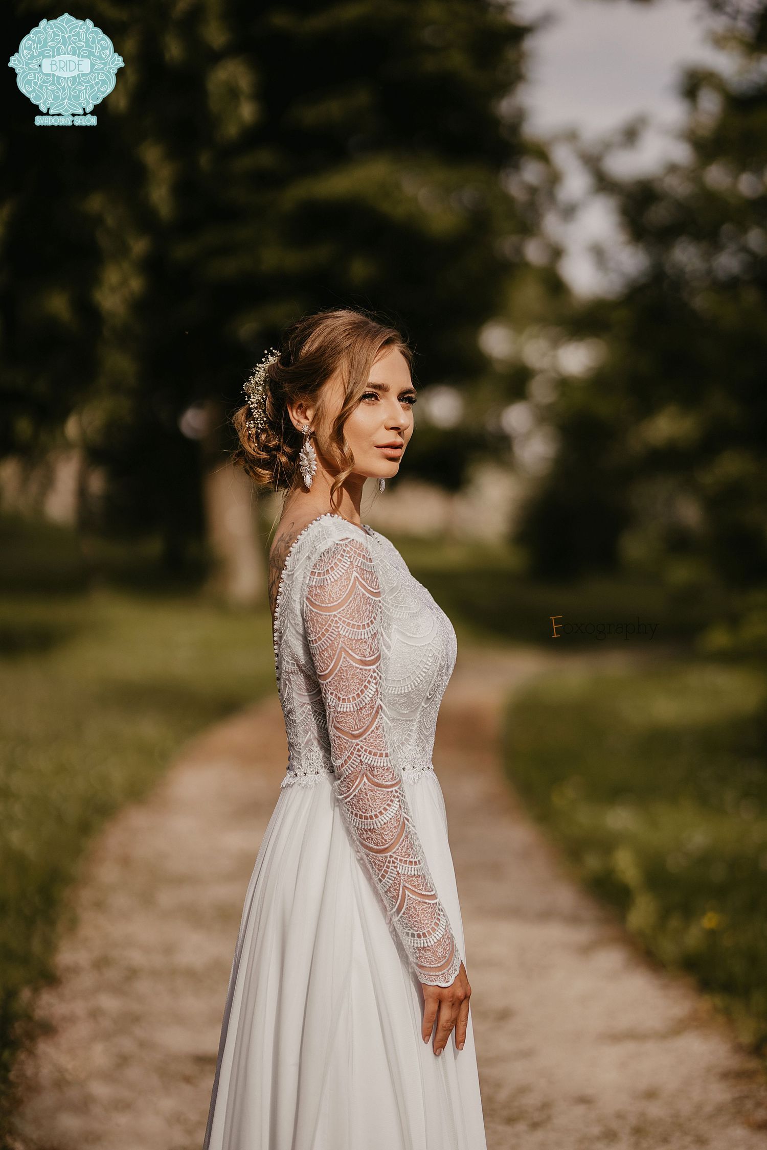 Romantické svadobné fotenie v prírode Rajeckej doliny, nevesta v bielych šatách na lesnej cestičke, Foxography.
