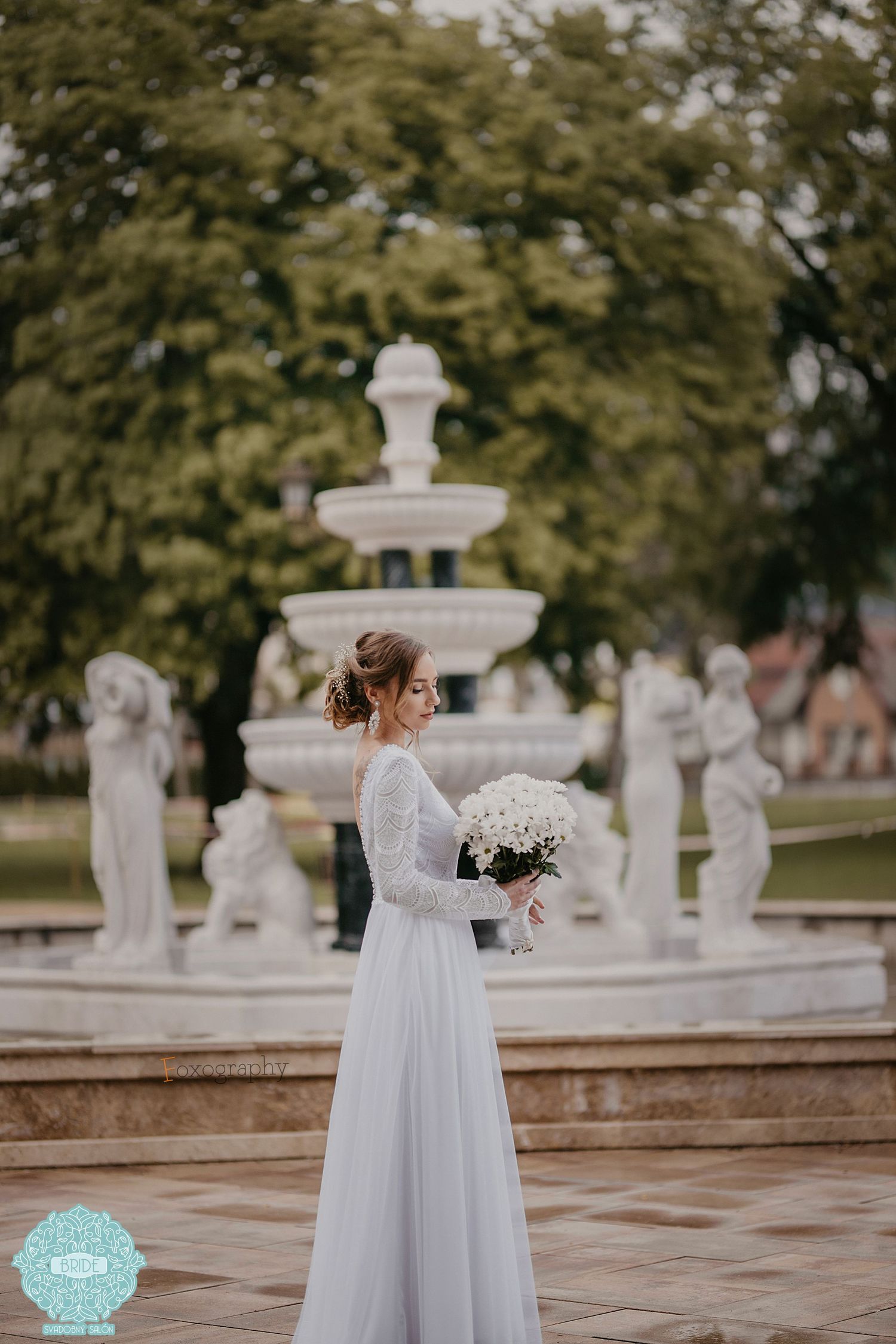 Umelecká svadobná fotografia nevesty pri fontáne v zámockom parku, svadobný fotograf Rajecké Teplice a okolie.